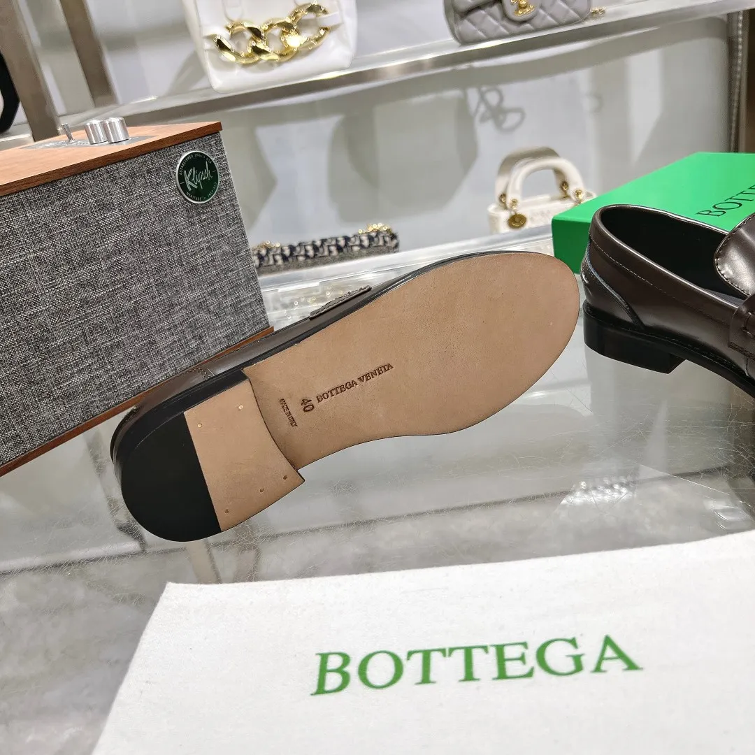 [BV] Top P: 860💰 Size: Female 35-39 (Female 40 custom-made) Male 39-44 (38.45 non-refundable) Bottega Veneta 2025 Autumn and Winter counter style! Small round toe loafers! Imported leather outsole! Imported open edge beaded cowhide! Solid color Niuli!